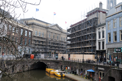 913257 Gezicht op de Stadhuisbrug te Utrecht, vanaf de Bezembrug, met in het midden het Stadhuis en rechts daarvan het ...